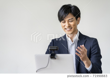 商人視頻通話在線會議與網絡攝像頭交談的圖像 71998663