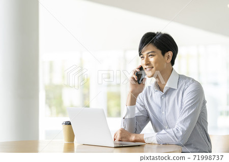 三十多歲的男人在講智能手機 三十多歲的男人在講智能手機 71998737