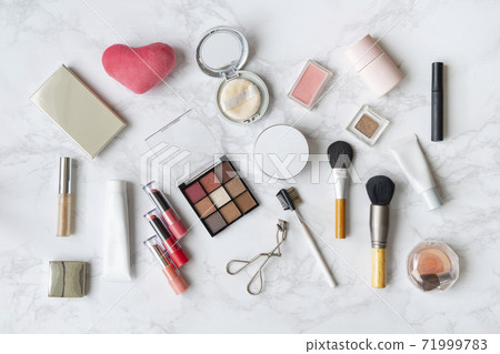 一套放在大理石板上的化妝工具 71999783