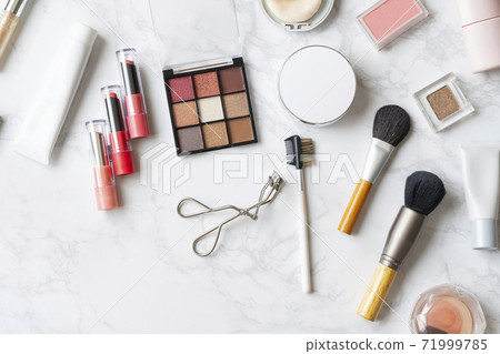 一套放在大理石板上的化妝工具 一套放在大理石板上的化妝工具 71999785