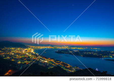 九州和本州關門海峽夜景 九州和本州關門海峽夜景 71999818