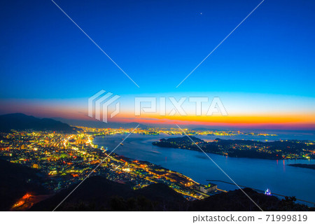 九州和本州關門海峽夜景 九州和本州關門海峽夜景 71999819