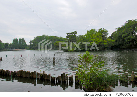 Senzokuike Park in Minamisenzoku, Ota-ku, Tokyo, Senzokuike Benzaiten no Kojima on the right, Ikezuki Bridge can be seen in the distance 72000702