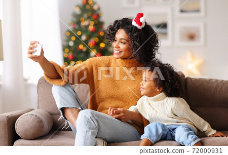 Cheerful ethnic family 72000931