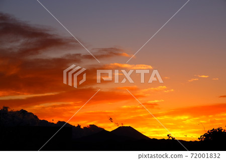 俯瞰富士山的夕陽的天空 俯瞰富士山的夕陽的天空 72001832