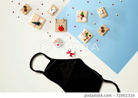 Christmas gift boxes with a cloth black face mask Christmas gift boxes with a cloth black face mask 72002316