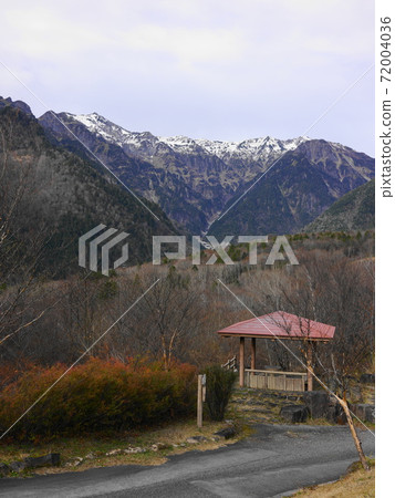 白雪皚皚的加賀山從那別平高原在初冬的景色 72004036