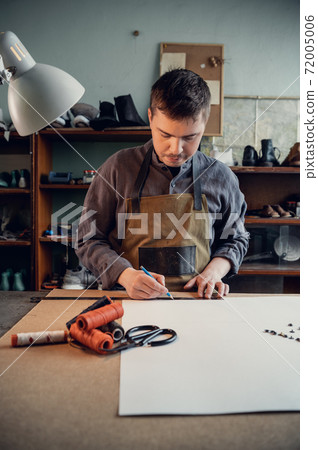 Before start working directly with the leather, the shoe manufacturer makes a preliminary pattern out of paper 72005006