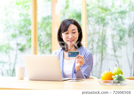 Middle woman using a computer in the living room 72006508