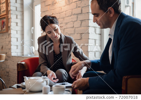 Business-team having a meeting at a coffee bar 72007018