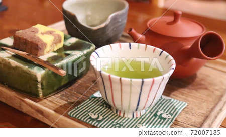 Tea and Japanese confectionery 72007185