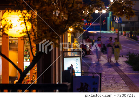 Hokuriku / Ishikawa / Yamanaka Onsen A group of women wearing yukata walking along the Yuge Kaido Hokuriku / Ishikawa / Yamanaka Onsen A group of women wearing yukata walking along the Yuge Kaido 72007215