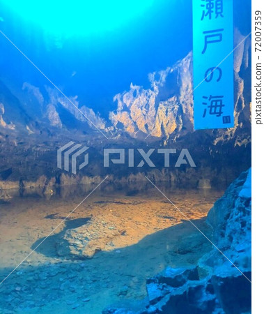 在洞穴裡面 72007359