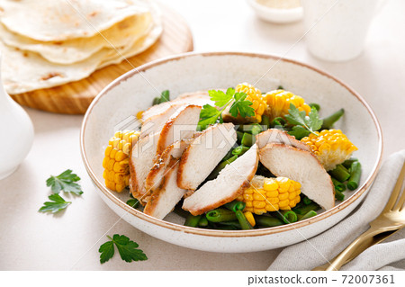 Chicken salad with corncobs and green beans Chicken salad with corncobs and green beans 72007361