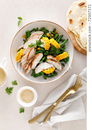 Chicken salad with corncobs and green beans Chicken salad with corncobs and green beans 72007371