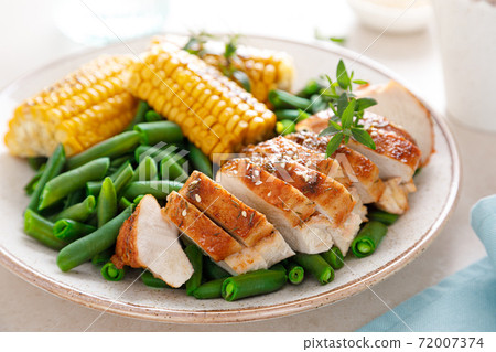 Chicken breast roasted with green beans, corncobs and gravy for lunch 72007374
