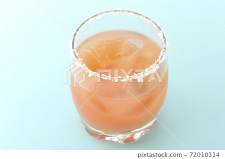 Pink salty dog with salt on the edge of the glass 72010314