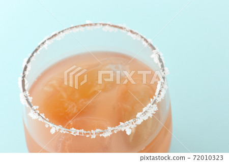 Pink salty dog with salt on the edge of the glass 72010323