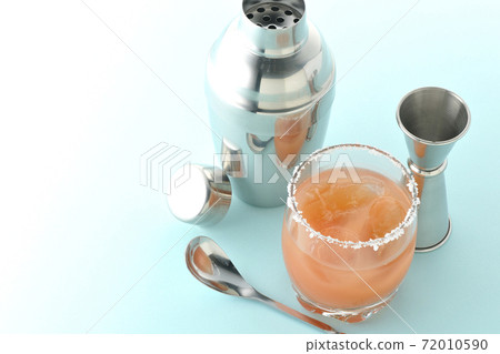 粉紅色的鹹狗,在杯,雞尾酒杯和大杯的邊緣上加鹽 粉紅色的鹹狗,在杯,雞尾酒杯和大杯的邊緣上加鹽 72010590