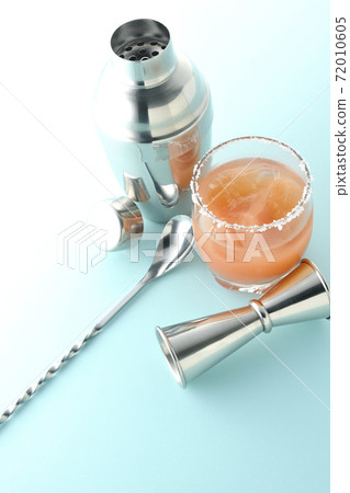 粉紅色的鹹狗，在杯，雞尾酒杯和大杯的邊緣上加鹽 72010605