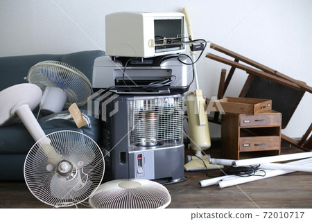 Group photo of oversized garbage 72010717