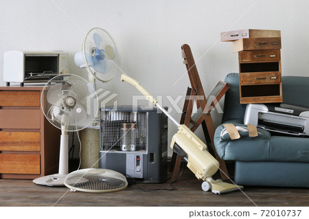 Group photo of oversized garbage 72010737