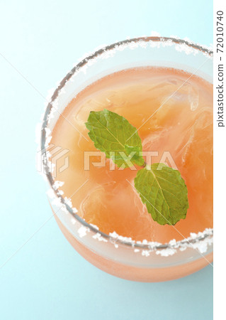 Salty dog with mint with salt on the edge of the glass (overhead view) Salty dog with mint with salt on the edge of the glass (overhead view) 72010740