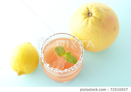 Pink salty dog with mint with salt on the edge of the glass, grapefruit and lemon (overhead view) Pink salty dog with mint with salt on the edge of the glass, grapefruit and lemon (overhead view) 72010937