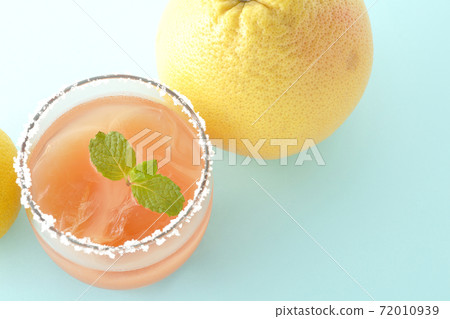 Pink salty dog with mint with salt on the edge of the glass, grapefruit and lemon (overhead view) Pink salty dog with mint with salt on the edge of the glass, grapefruit and lemon (overhead view) 72010939