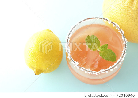 Pink salty dog with mint with salt on the edge of the glass, grapefruit and lemon (overhead view) Pink salty dog with mint with salt on the edge of the glass, grapefruit and lemon (overhead view) 72010940