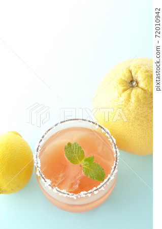 Pink salty dog with mint with salt on the edge of the glass, grapefruit and lemon (overhead view) 72010942