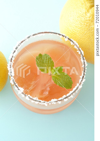 Pink salty dog with mint with salt on the edge of the glass, grapefruit and lemon (overhead view) Pink salty dog with mint with salt on the edge of the glass, grapefruit and lemon (overhead view) 72010944