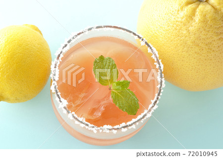 Pink salty dog with mint with salt on the edge of the glass, grapefruit and lemon (overhead view) Pink salty dog with mint with salt on the edge of the glass, grapefruit and lemon (overhead view) 72010945