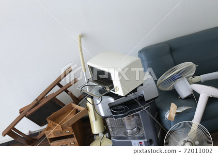 Group photo of oversized garbage 72011002