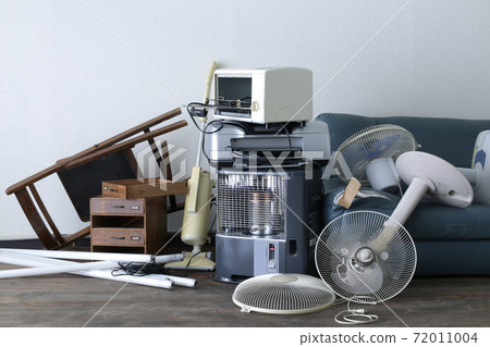 Group photo of oversized garbage 72011004