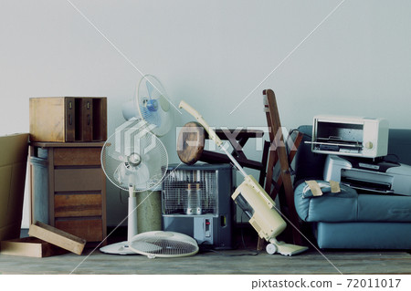 Group photo of oversized garbage 72011017