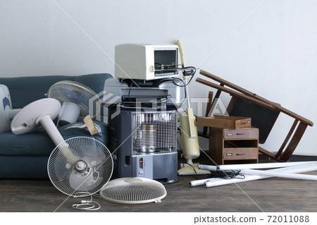 Group photo of oversized garbage 72011088