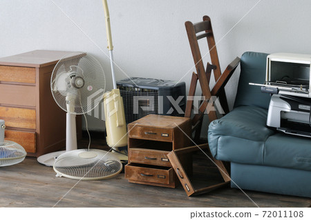 Group photo of oversized garbage 72011108