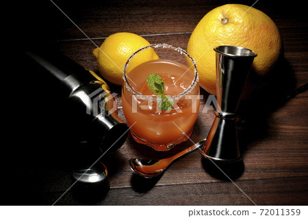 Salty dog with mint, cocktail shaker, major cup, grapefruit and lemon 72011359