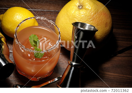 Salty dog with mint, cocktail shaker, major cup, grapefruit and lemon 72011362