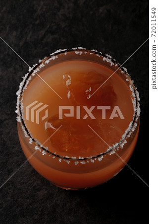 粉紅色的鹹狗在玻璃的邊緣加鹽（俯視圖） 72011549