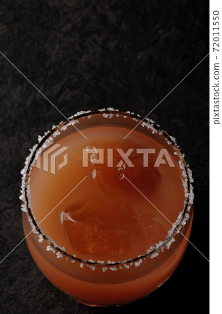 粉紅色的鹹狗在玻璃的邊緣加鹽（俯視圖） 72011550