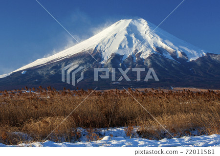 Mt. Fuji in the middle of winter seen from Oshinomura Rigahara Exercise Area Mt. Fuji in the middle of winter seen from Oshinomura Rigahara Exercise Area 72011581