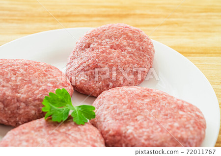 Hamburger before baking 72011767