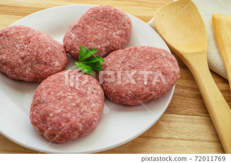 Hamburger before baking 72011769