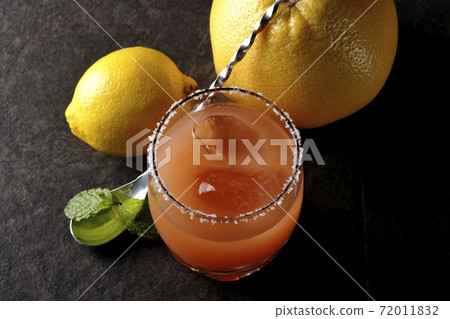 Salty dog with salt on the edge of the glass, grapefruit, lemon, mint and bar spoon 72011832