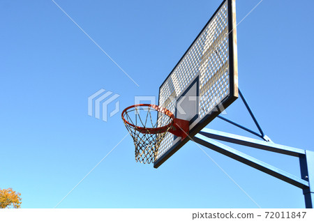 戶外籃球目標網/藍天與藍天在背景中 72011847
