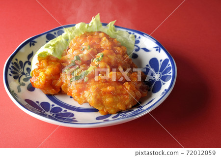 Simply shoot hot shrimp in chili sauce on a red background 72012059