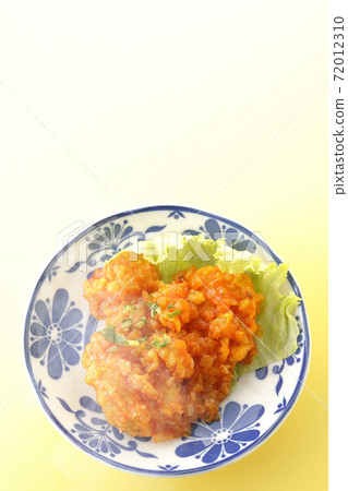 A simple shot of hot shrimp boiled in chili sauce (overhead view) A simple shot of hot shrimp boiled in chili sauce (overhead view) 72012310