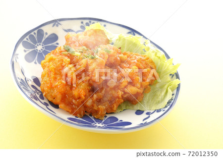A simple shot of hot shrimp boiled in chili sauce 72012350